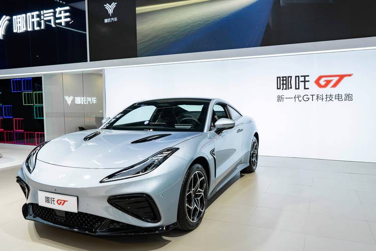 佛山122哪吒汽车在智能汽车领域的表现，领途汽车在新能源汽车市场中的影响力